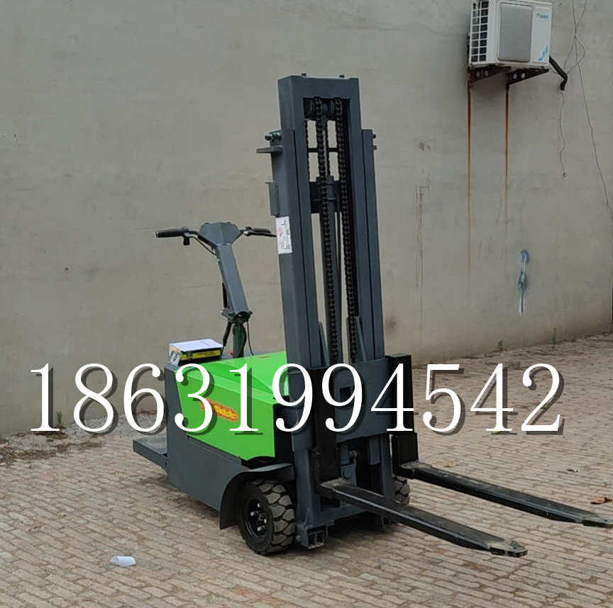 红安县优程全电动叉车插腿式堆高车液压装卸车1.5吨升高小型站驾式铲车